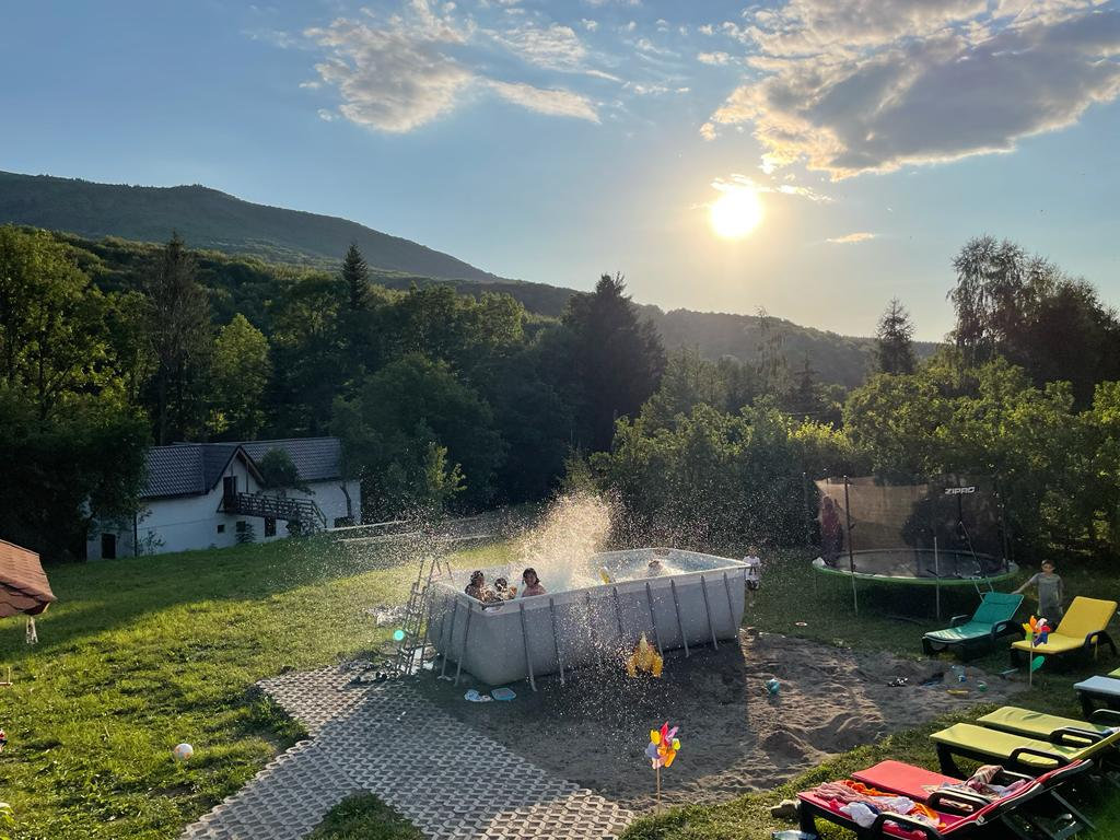 Cadru natural luminos și atmosferă calmă pentru prezentarea Costa Natura